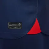 Camiseta de fútbol Nike del Paris Saint-Germain, modelo local temporada 2023/24. Diseño en color azul marino con una franja vertical roja y blanca descentrada hacia la izquierda, patrocinador principal en el pecho y logo de la marca en rojo.