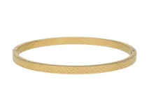 Pulsera rígida dorada de acero con diseño geométrico grabado.