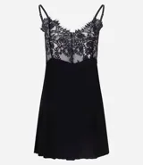 Camisón corto de color negro con busto confeccionado en encaje y cuerpo de malla. Presenta breteles finos ajustables y un diseño sin copa.