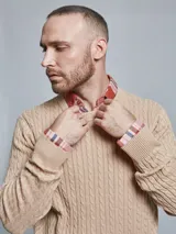 Sweater color beige con cuello redondo y tejido trenzado de ochos. Confeccionado en 60% algodón y 40% poliéster.