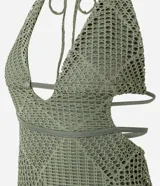 Vestido largo de punto color verde oliva, con escote pronunciado en V y espalda descubierta con tiras ajustables en el cuello y la espalda. Presenta un patrón geométrico de rombos y líneas en todo el tejido.