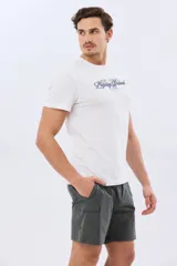 Short de baño cargo de color gris oscuro, con bolsillos laterales utilitarios con solapa y cierre de botones.