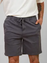 Bermuda de algodón color gris con cintura elástica ajustable con cordón.