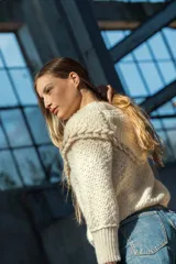 Sweater tejido a crochet color crudo, de lana merino, con cuello alto acanalado y trenza 3D simétrica en relieve en frente y espalda.