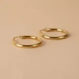 Aros tipo argolla de diseño clásico y minimalista, fabricados en oro 10k con acabado pulido brillante.