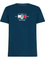 Remera de cuello redondo Tommy Hilfiger confeccionada en puro algodón. Presenta un diseño de corte regular con un logo gráfico náutico bordado en el pecho y el logo de la marca bordado en la manga.