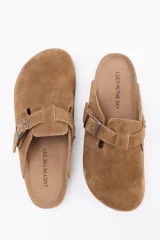 Zueco de cuero vacuno en color marrón oscuro, con diseño de punta cerrada, ajuste mediante hebilla metálica lateral y suela de corcho con base de goma.