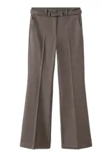 Pantalón de vestir marrón, de corte recto y tiro alto, con bolsillos laterales y presillas para cinturón. Incluye un cinturón delgado del mismo tono con hebilla metálica.