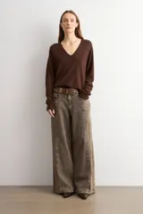 Sweater de punto fino con escote en V y mangas largas, de corte recto y diseño minimalista.