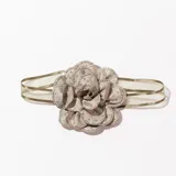 Gargantilla de cinta de organza color dorado con flor de tela color beige cubierta de strass.