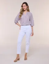 Pantalón color beige de corte entallado y largo cropped, confeccionado en tejido de punto con elasticidad técnica. Cuenta con pretina ancha y plana, bolsillos simulados al frente y bolsillos tipo ojal en la parte posterior.