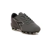 Championes de fútbol Diadora Striker Futbol MD para hombre, color gris oscuro con detalles en negro y logo blanco.