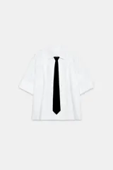 Camisa de algodón de corte recto con cuello solapa, manga corta y cierre frontal con botones ocultos. Presenta un diseño con pechera y una corbata negra extraíble a contraste.