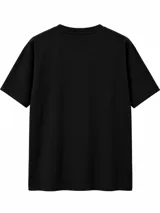 Remera oversize de color blanco, confeccionada en algodón, con cuello redondo y mangas cortas. Presenta un pequeño estampado tipográfico en el centro del pecho con la frase "KeepTheBuzz Alive".