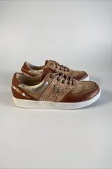 Championes de cuero en tonos marrones y beige combinados, con texturas y detalles pintados a mano por Carolina De Cunto, suela de goma blanca y cordones marrones.