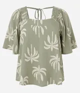 Blusa verde militar con estampado de cocoteros en tono claro, de mangas corta tipo godê y escote cuadrado con detalles fruncidos.