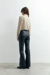 Pantalón de jean negro engomado, de corte oxford.