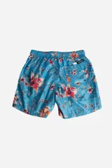Short de baño de secado rápido con estampado floral sobre fondo azul. Cuenta con cintura elástica con cordón ajustable, bolsillos laterales y logo aplicado en goma.