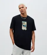Remera de algodón con cuello redondo y manga corta, de corte holgado. Presenta un estampado central con un diseño de un alienígena y la frase Stay Weird.