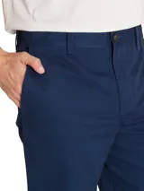 Pantalon chino de corte recto y ajustado, color azul marino, con cierre de cremallera, bolsillos laterales y bolsillos traseros con solapa y botón.