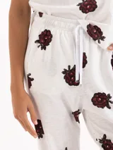 Babucha de algodón flamé color blanco con estampado de frambuesas bordó, cintura elástica con cordón de ajuste y bolsillos laterales.