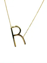 Collar plateado con dije de la letra G mayúscula.