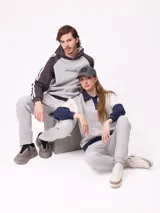 Sweater estilo rugby de Rusty, con diseño color block en tonos bordó, azul marino y verde. Presenta cuello polo en color crema con cierre frontal de botones, mangas largas con puños elásticos y logo de la marca bordado en el pecho.