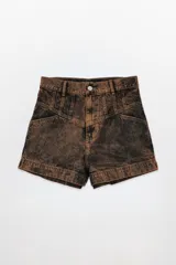 Short de denim azul oscuro con lavado acid wash, tiro medio-alto y diseño con paneles frontales marcados con costuras.