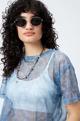 Top de manga corta, corte holgado, confeccionado en tejido de malla translúcido con brillo metálico y estampado tipo paisley en tonos azules.