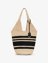 Bolso hobo tote confeccionado en rafia tejida de color beige con franjas negras, silueta amplia y asas largas. Cuenta con un detalle colgante de cuero con herraje metálico.