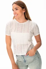 Blusa de tejido calado color plata, con cuello redondo y mangas cortas.