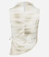 Blusa sin mangas de poliéster satinado con cuello alto y abertura en la espalda. Presenta un estampado abstracto en tonos beige y lazo en la cintura.