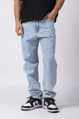 Jean de denim lavado celeste, corte recto y holgado, con tiro medio.