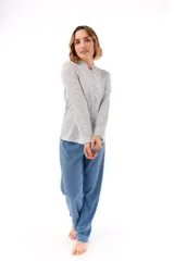 Pijama de dos piezas con estampado floral en tonos rosados y celestes sobre fondo blanco. La camisa es de manga larga con cuello mao y cierre frontal con botones. El pantalón es largo y de corte recto.
