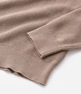 Suéter masculino de punto texturizado en color beige, con cuello polo, cierre frontal de tres botones, manga larga y terminaciones acanaladas en puños y ruedo.