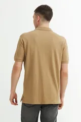 Remera polo gris de manga corta con cuello clásico y tapeta de dos botones.