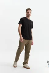 Pantalón chino de hombre color verde oliva, de gabardina con fit regular, bolsillos y cremallera.
