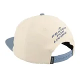 Gorro de visera plana Santa Cruz, con diseño de cinco paneles en color crema y visera azul. Presenta el logo circular de la marca estampado en el frente en color azul.