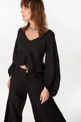 Top de lino italiano color beige, con escote en V, mangas abullonadas y cordón ajustable en el centro del frente.