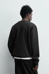 Sudadera de corte regular fit confeccionada en algodón con interior afelpado, cuello redondo y manga larga con puños y ruedo en rib.
