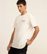 Remera de hombre de algodón color crudo, corte relajado, cuello redondo y manga corta. Estampa frontal con letras y un perro skater.