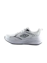 Championes deportivos Umbro modelo Rusk para hombre, en color blanco con detalles en negro, confeccionados con malla transpirable y suela amortiguada.