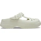 Zuecos de plataforma Crocs modelo Classic Mary Jane, color blanco, con tira en T y hebilla ajustable en el empeine, y perforaciones en la puntera.