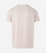 Remera de hombre con tecnología dry, cuello redondo y mangas cortas. Presenta un diseño minimalista con estampado lettering 1921 en el pecho y detalle de textura en los hombros.