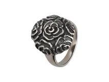 Anillo de plata 925 con diseño floral en bajo relieve empavonado.