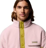 Polar Columbia Helvetia Half Snap de color rosado con detalles en verde oliva y ribetes grises. Cuenta con cuello alto, cierre frontal parcial con botones a presión y un bolsillo con cierre en el pecho.