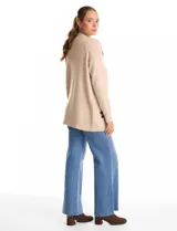 Cardigan de punto abierto con diseño jacquard de flores grandes en contraste. Presenta silueta holgada, hombros caídos y terminaciones en rib fino en puños y ruedo.