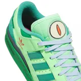 Championes adidas Forum 84 Low CL, edición especial The Simpsons, en tonos de verde con detalles en naranja y suela traslúcida. Presentan el diseño clásico de la silueta Forum con las tres tiras laterales y el logo del trébol.