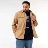 Sobrecamisa de twill color beige, con cuello clásico, cierre frontal de botones y dos bolsillos frontales con solapa.