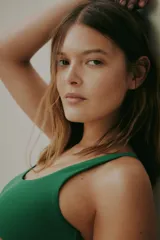 Conjunto de bikini verde con textura. El corpiño es de corte cuadrado y breteles anchos. La bombacha es de corte clásico.